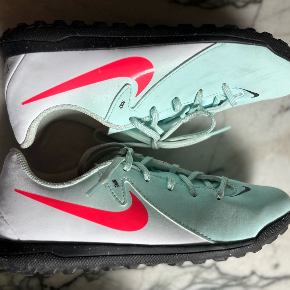 Nike Jr. Phantom GX 2 Club
Little/Big Kids' Turf Low-Top Soccer Shoes